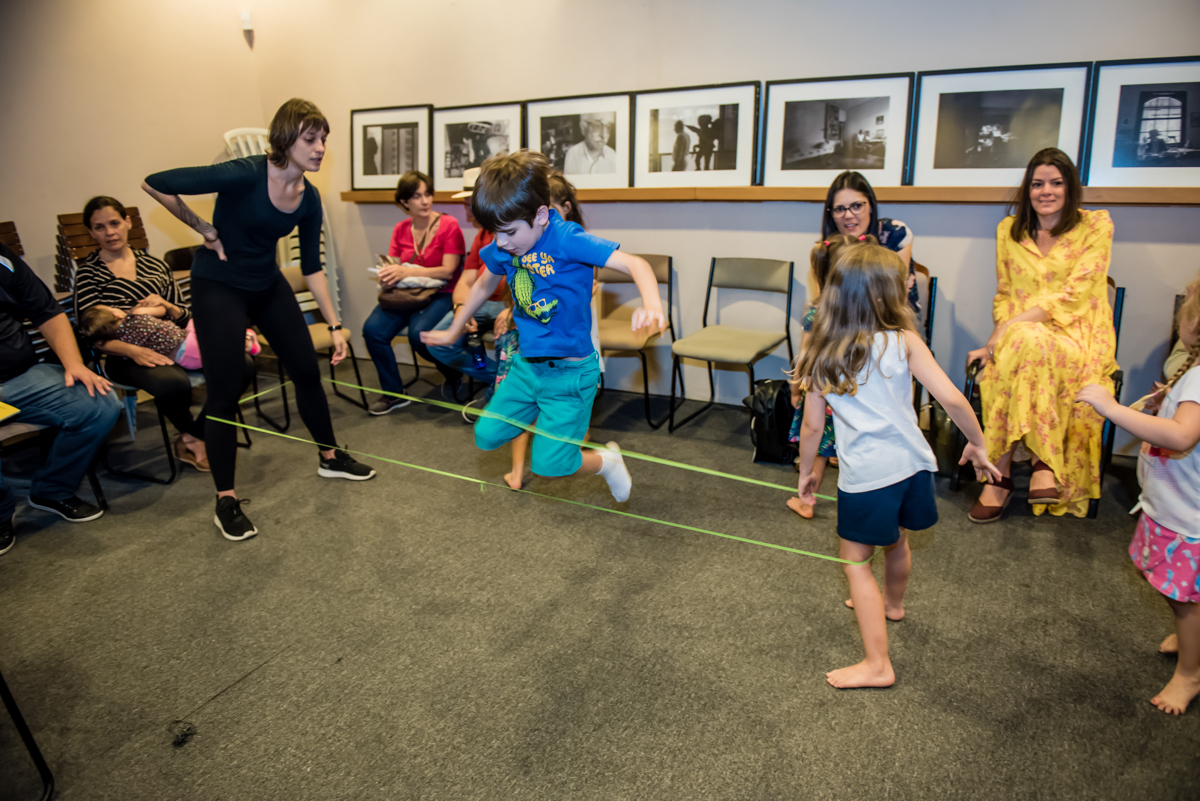 as crianças pulam corda