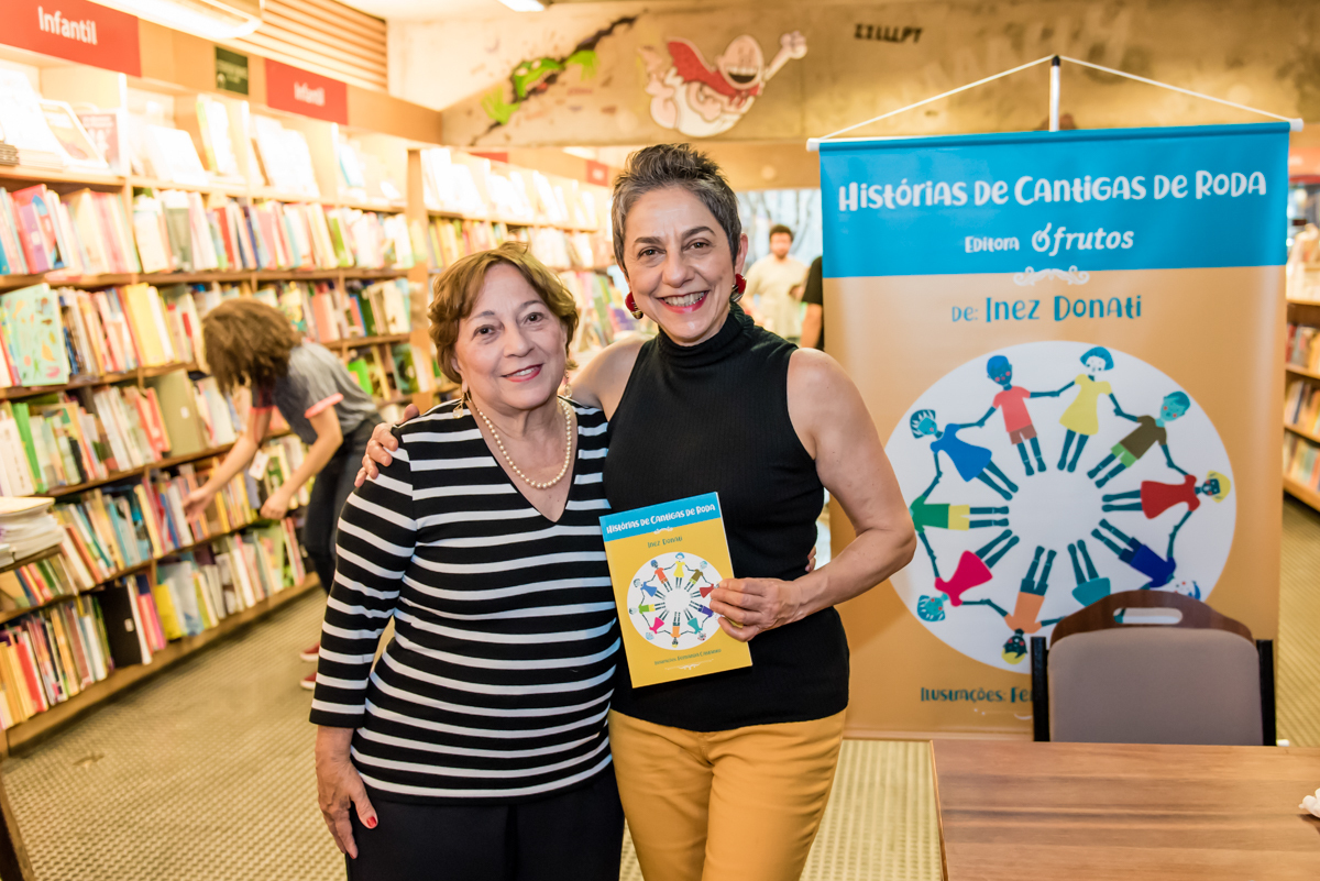 recebendo os amigos para o lançamento do livro