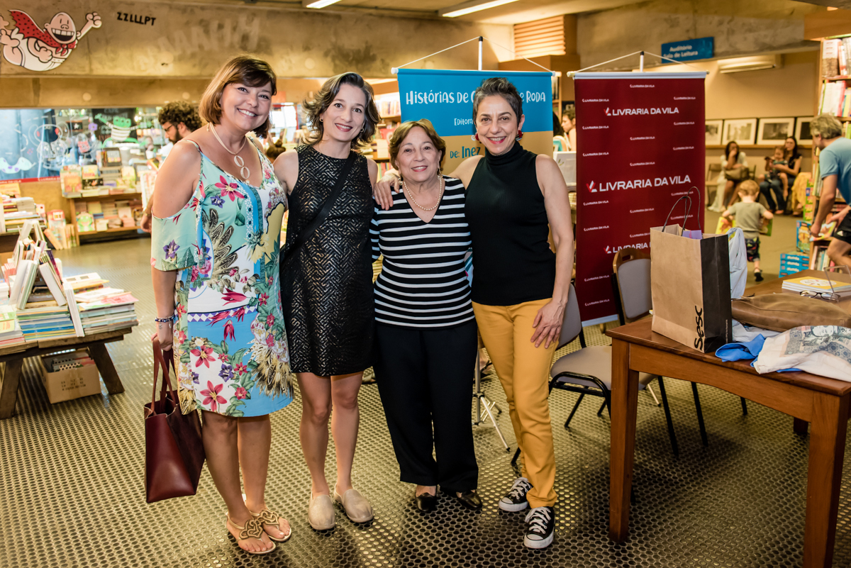 recebendo os amigos para o lançamento do livro