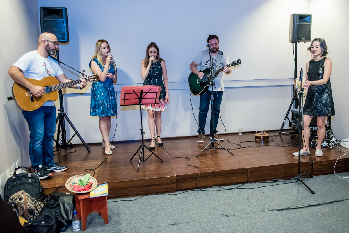 a banda anima os convidados no lançamento do livro da inez