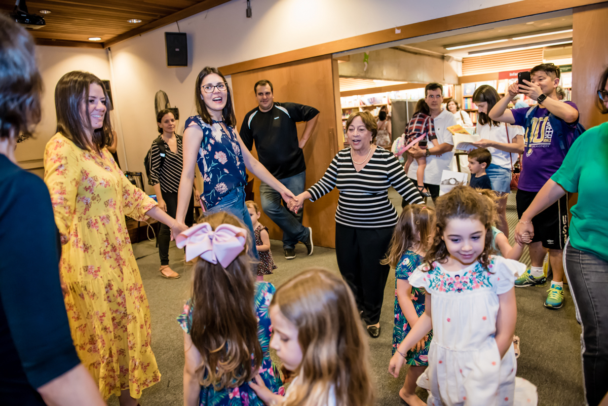 os adultos  brincam com as crianças