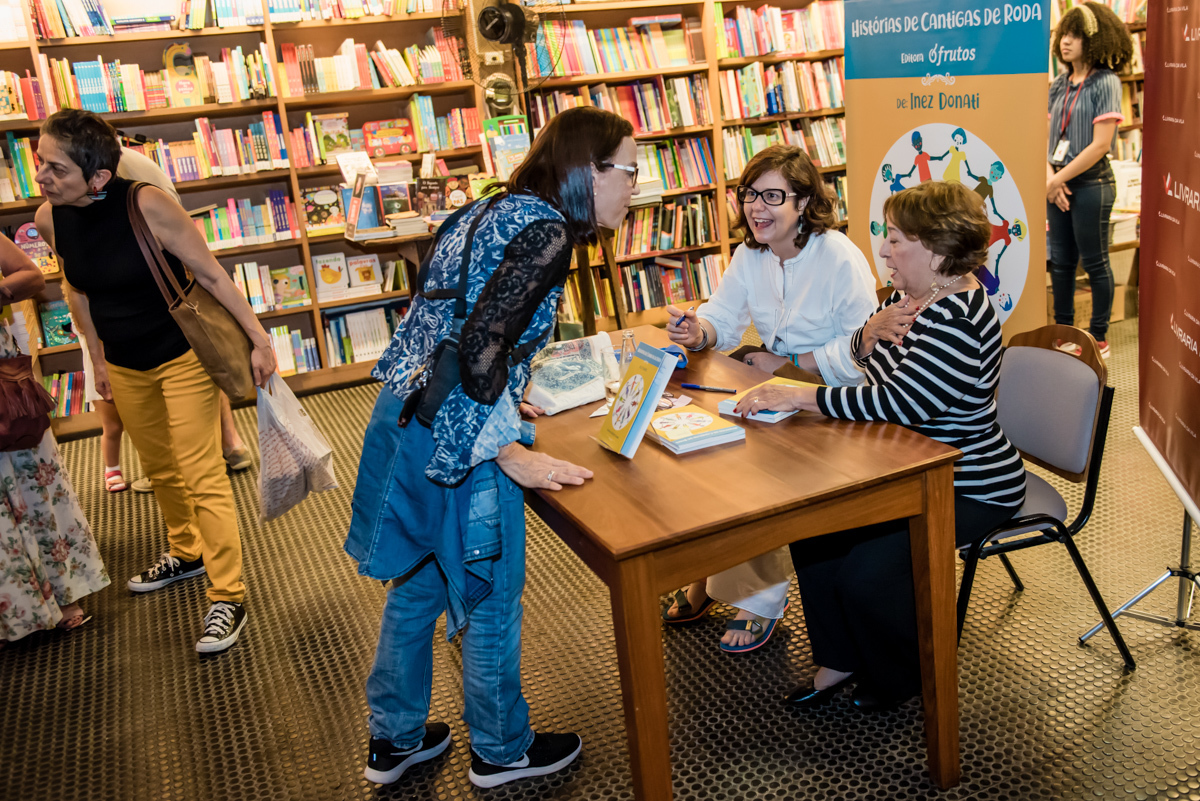 recebendo os amigos para o lançamento do livro