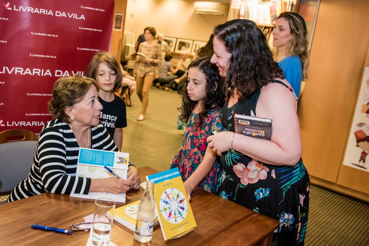 recebendo os amigos para o lançamento do livro
