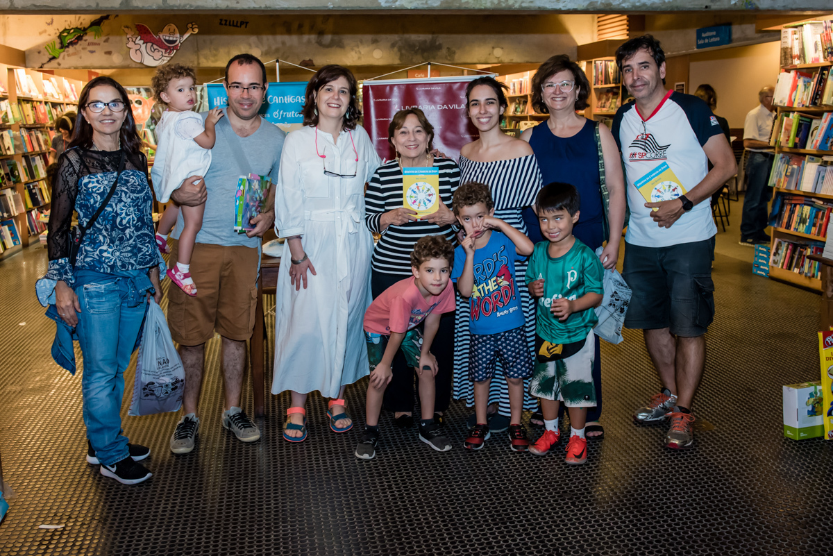recebendo os amigos para o lançamento do livro