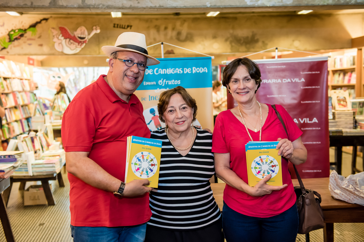 recebendo os amigos para o lançamento do livro
