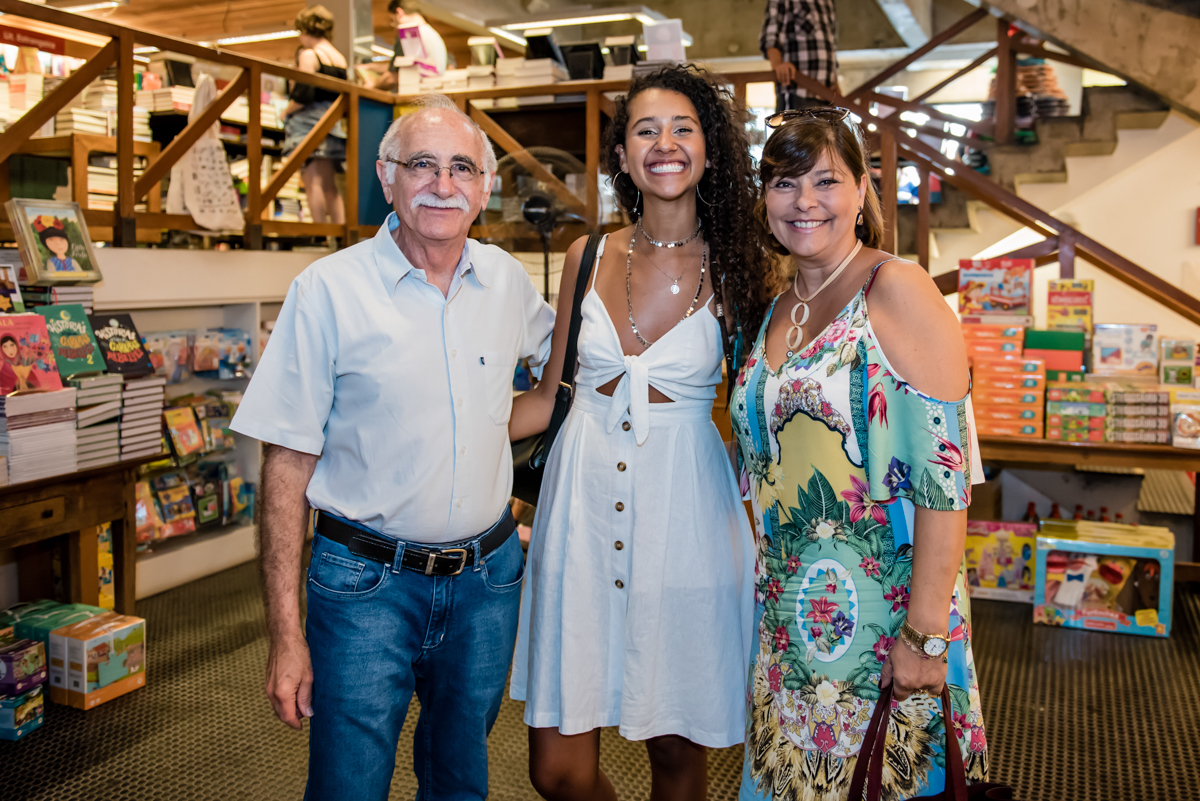 recebendo os amigos para o lançamento do livro