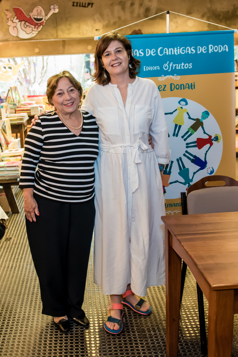 recebendo os amigos para o lançamento do livro