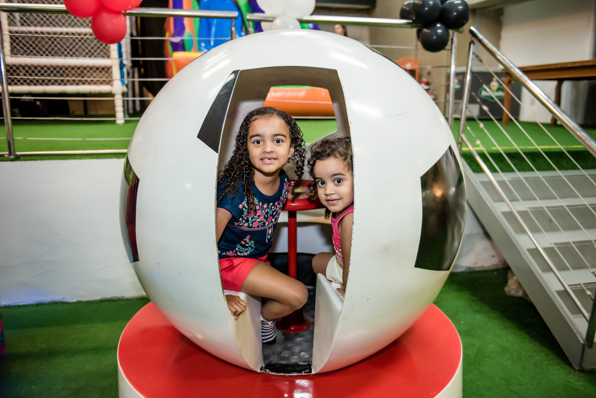 os convidados chegam para a festa