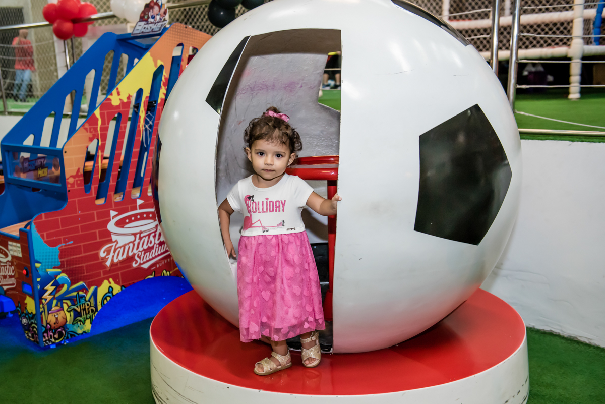 a amiiguinha brincando com os coleguinhas