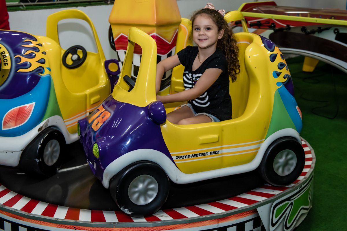 brincadeira divertida no carrossel