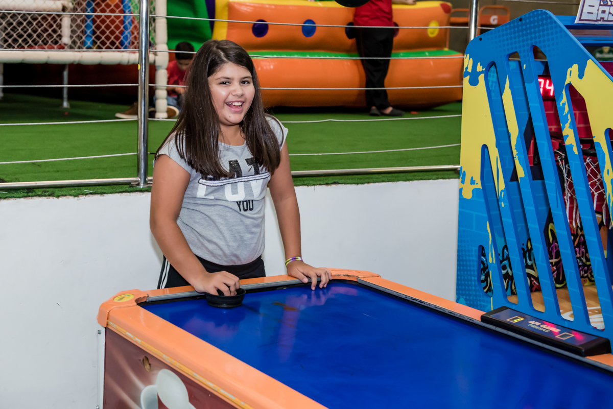 as meninas brincam no futebol de mesa
