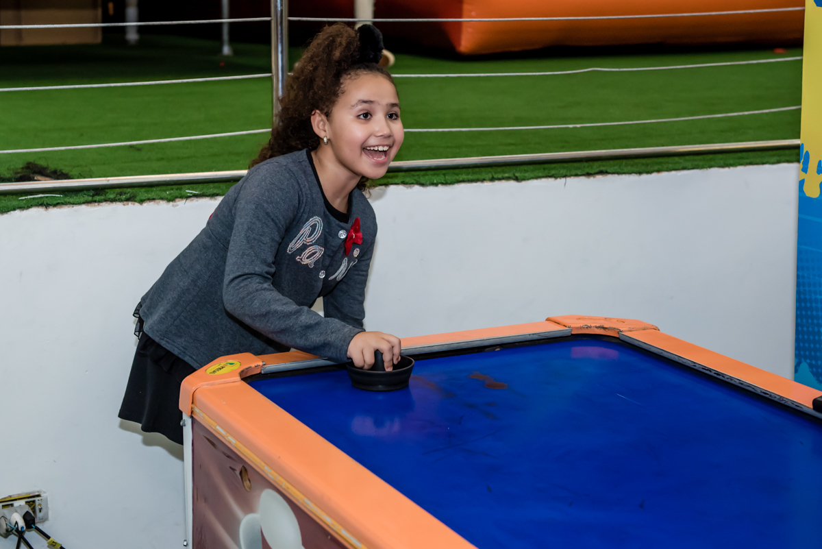 comemorando gol no jogo de futebol de mesa