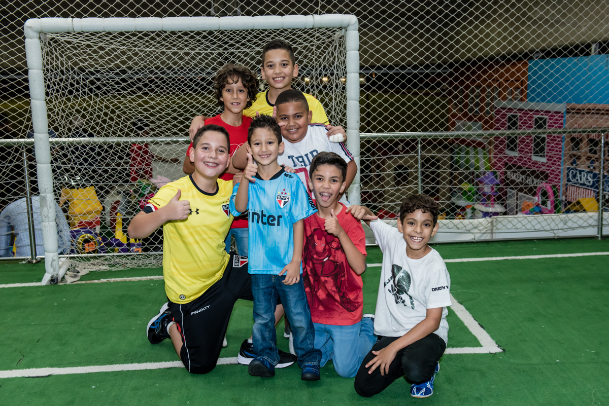 os amigos se unem para mais uma foto