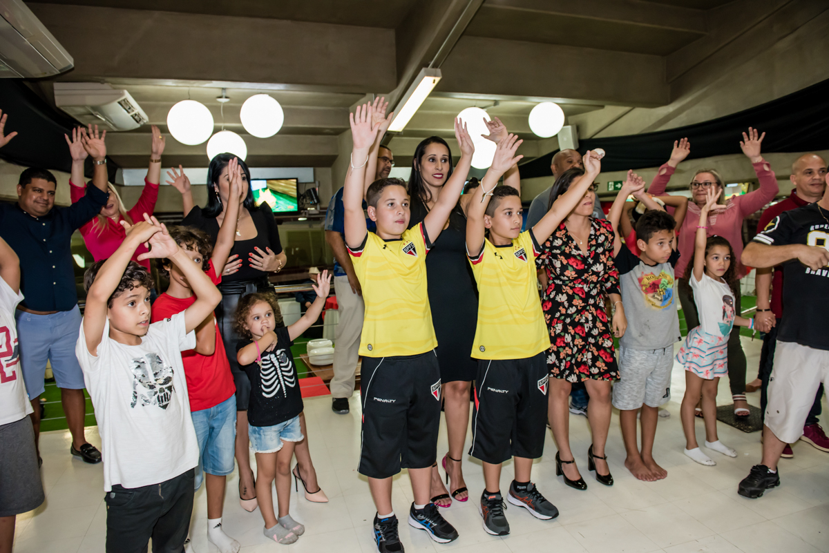 os monitores divertem as crianças