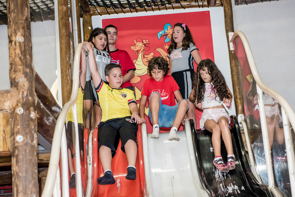 todas as crianças se divertem no escorregador