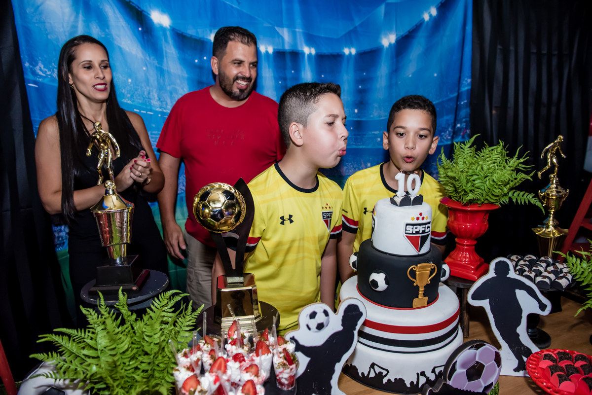 soprando a vela do bolo