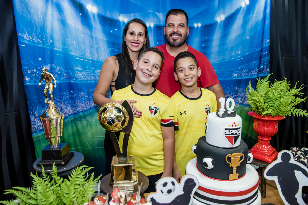 foto da família na mesa do bolo