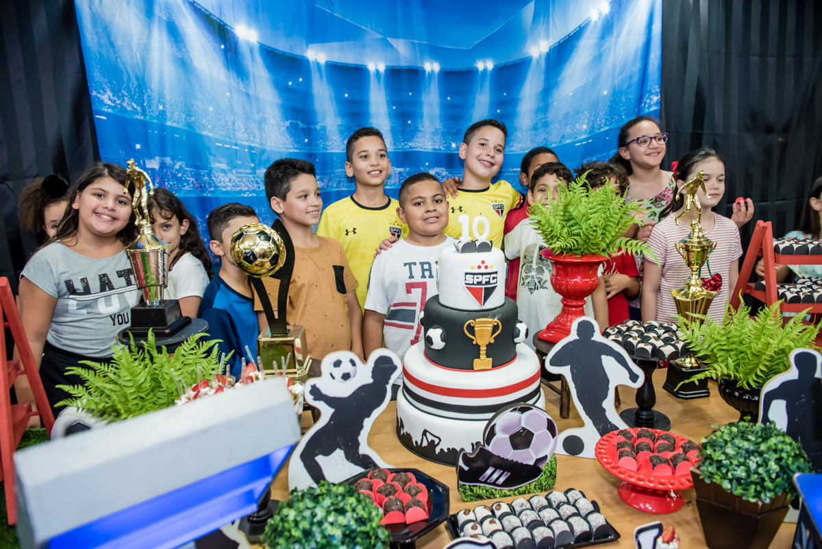 os amigos cantam parabéns para os gêmeos