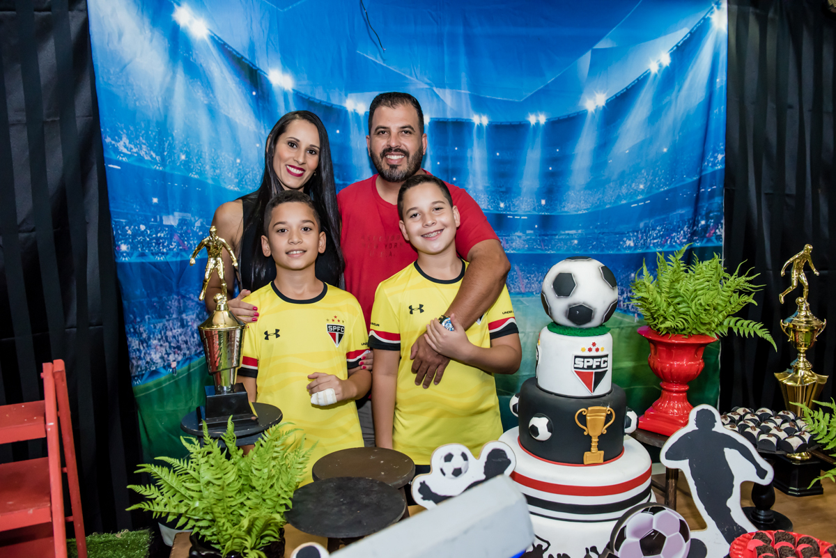 fotografia da família na mesa temática