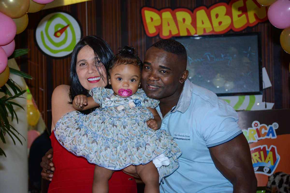 foto dos pais no arco de bexigas no Buffet Fábrica da Alegria Unidade Morumbi, São Paulo