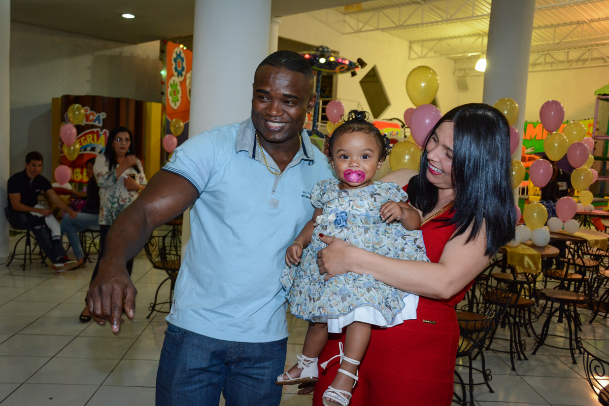 os pais e aniversariante em frente a mesa tema corujinhas no Buffet Fábrica da Alegria Unidade Morumbi, São Paulo