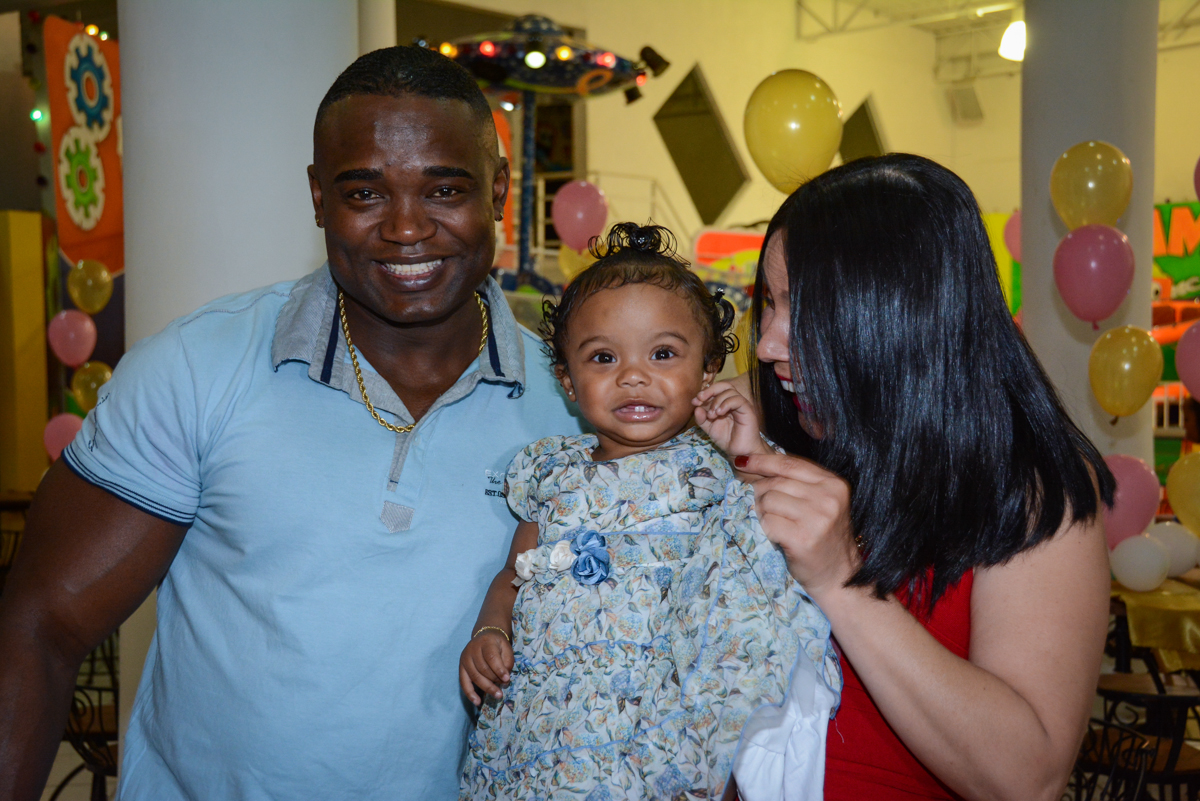 carinho dos pais com aniversariante em frente a mesa decorada corujinhas no Buffet Fábrica da Alegria Unidade Morumbi, São Paulo