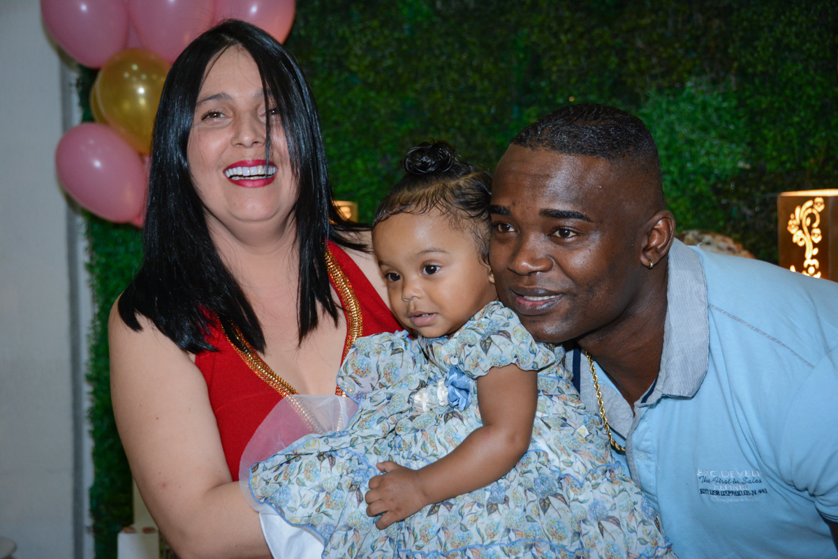alegria da família mostrando a mesa tema corujinhas no Buffet Fábrica da Alegria Unidade Morumbi, São Paulo
