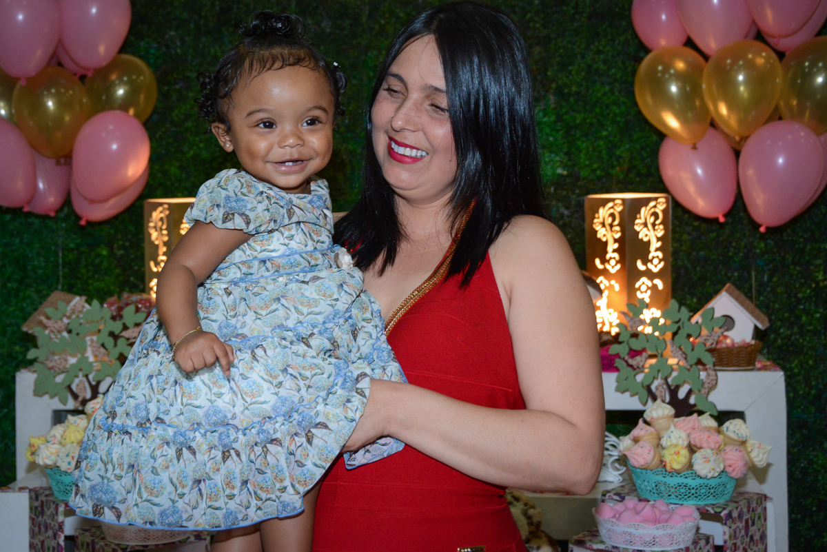 alegria da aniversariante ao ver a mesa decorada tema corujinhas no Buffet Fábrica da Alegria Unidade Morumbi, São Paulo