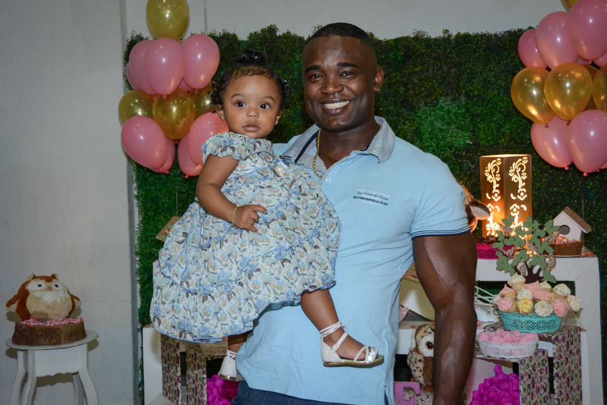 papai feliz com a aniversariante em frente a mesa decorada corujas no Buffet Fábrica da Alegria Unidade Morumbi, São Paulo