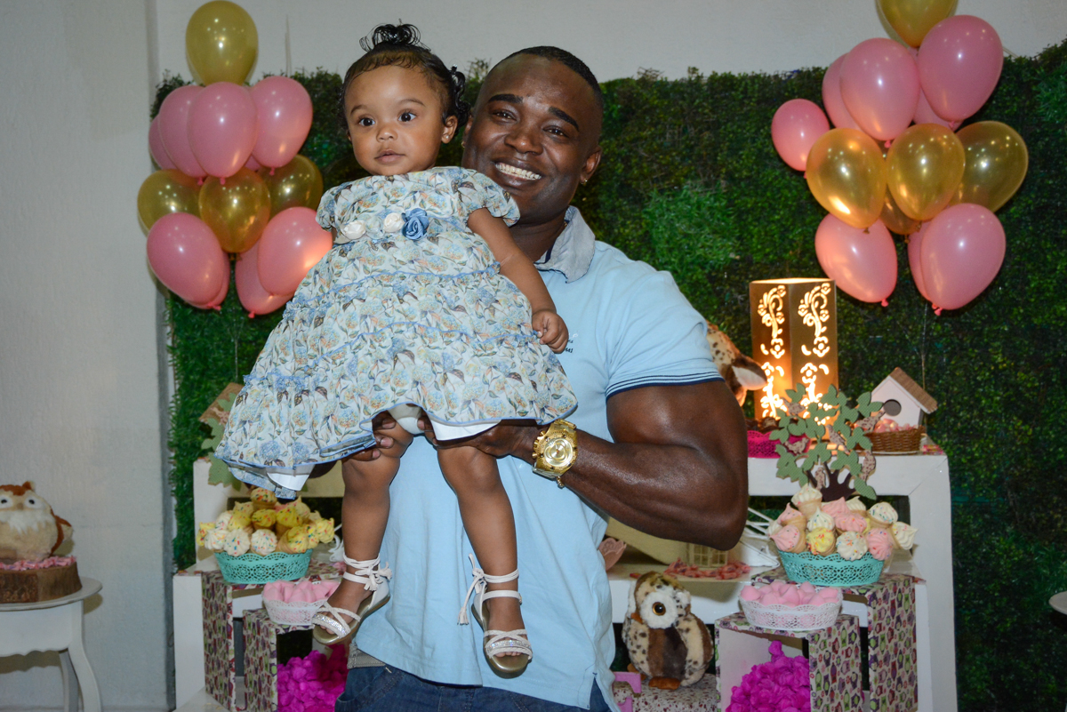 no colo do papai em frente a mesa decorada corujas no Buffet Fábrica da Alegria Unidade Morumbi, São Paulo
