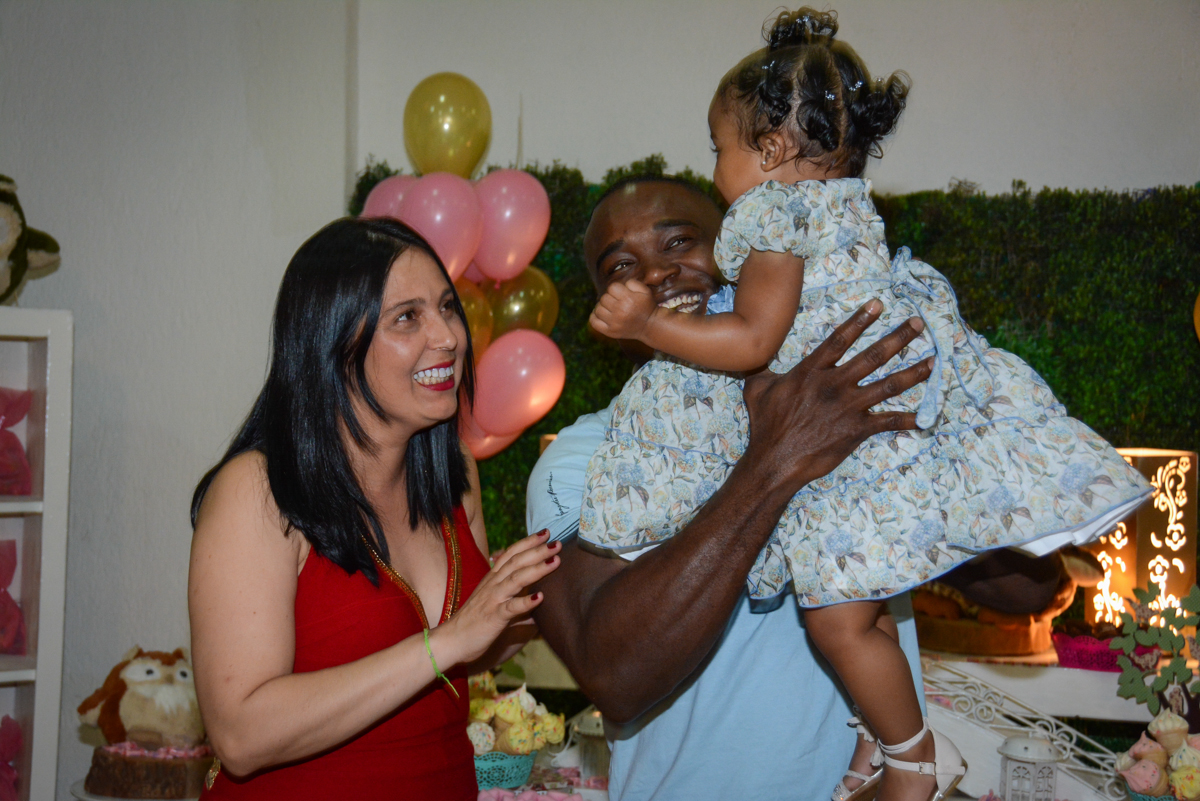 família feliz em frente a mesa decorada corujas no Buffet Fábrica da Alegria Unidade Morumbi, São Paulo