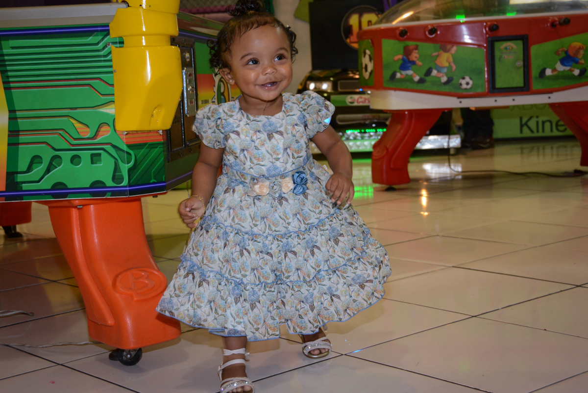 andando pelo salão no Buffet Fábrica da Alegria Unidade Morumbi, São Paulo