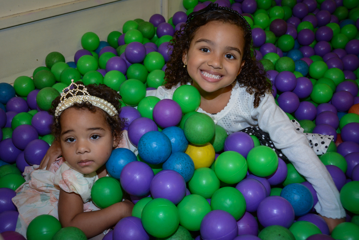 brincadeiras na piscina de bolinhas no