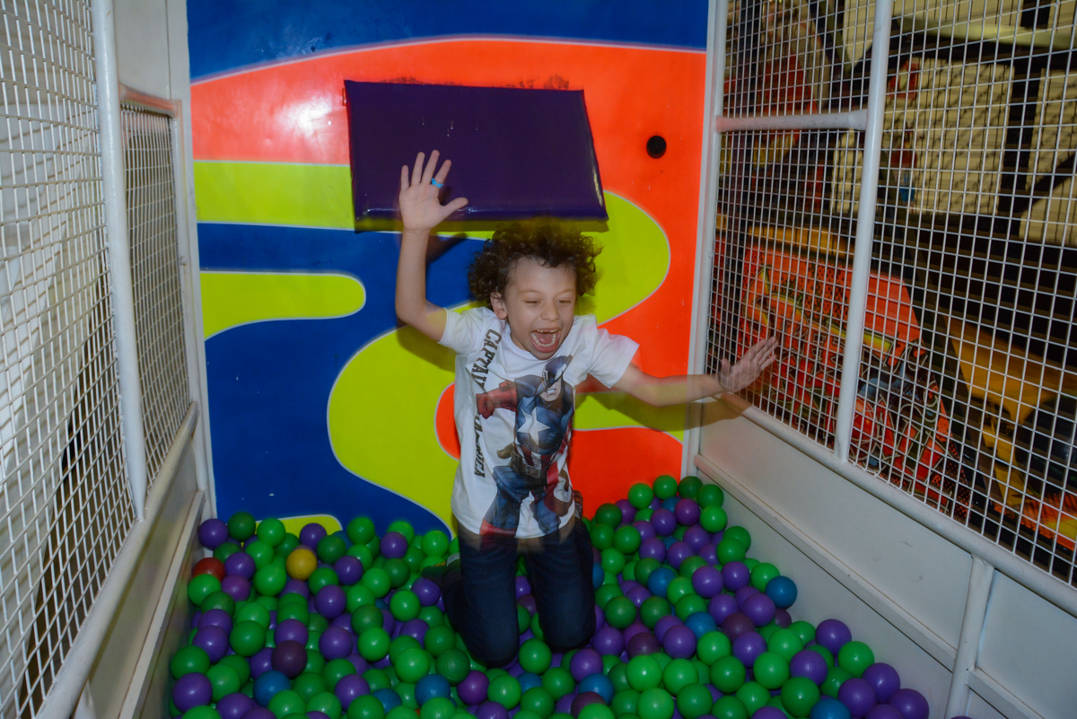 pulando no tombo legal no Buffet Fábrica da Alegria Unidade Morumbi, São Paulo