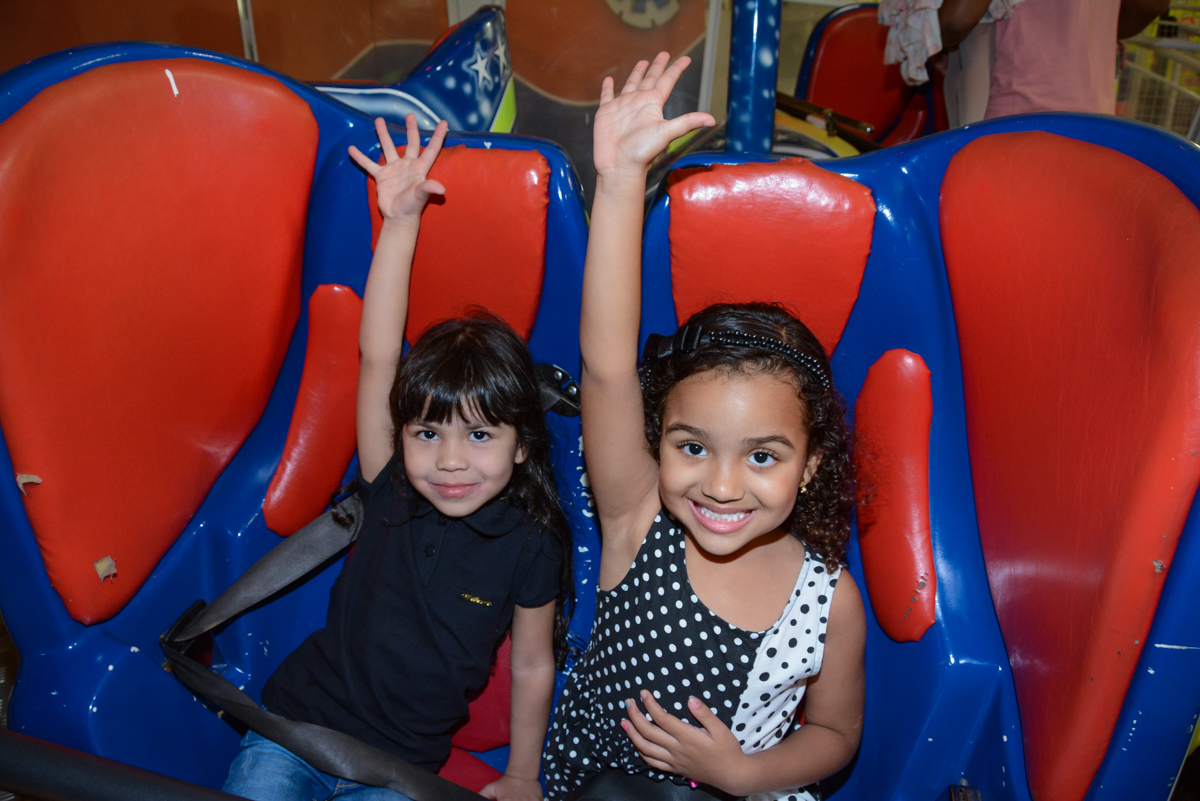 brincadeiras no brinquedo espacial no Buffet Fábrica da Alegria Unidade Morumbi, São Paulo