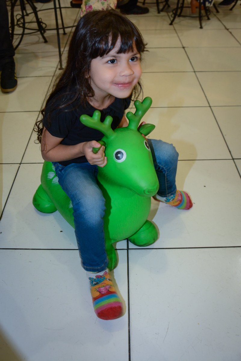 brincando com o bicho inflável no Buffet Fábrica da Alegria Unidade Morumbi, São Paulo