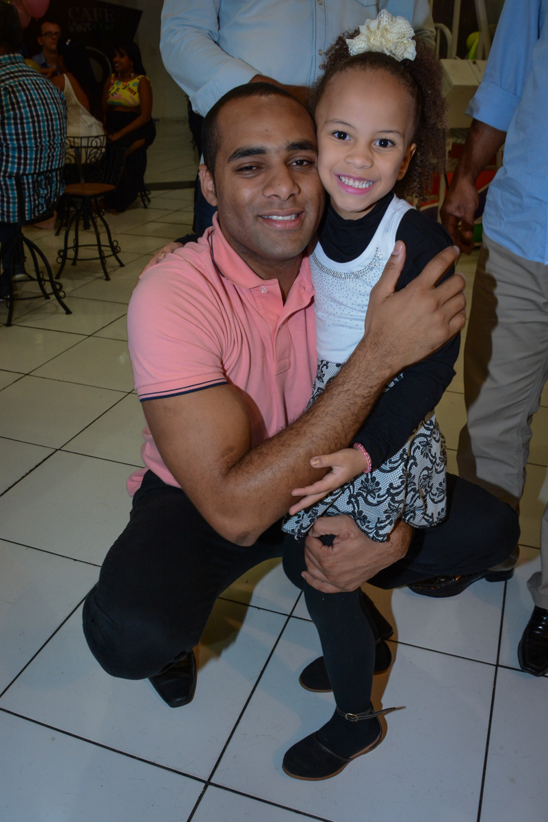 convidados posam para foto no Buffet Fábrica da Alegria Unidade Morumbi, São Paulo
