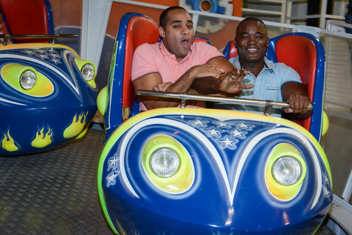 os pais se divertem no brinquedo espacial no Buffet Fábrica da Alegria Unidade Morumbi, São Paulo