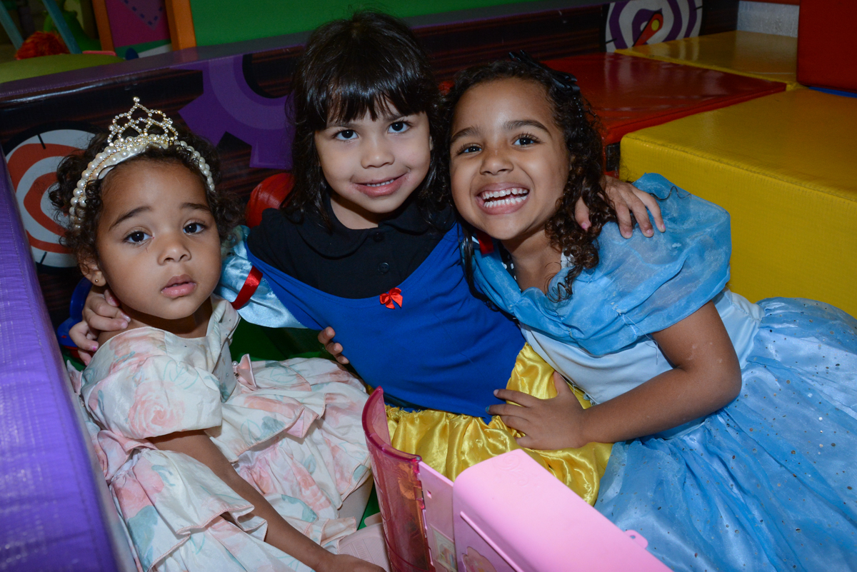 sorrisos da criançada no Buffet Fábrica da Alegria Unidade Morumbi, São Paulo