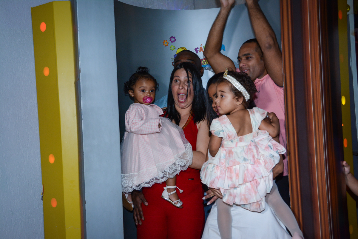 saindo da máquina do parabéns no Buffet Fábrica da Alegria Unidade Morumbi, São Paulo