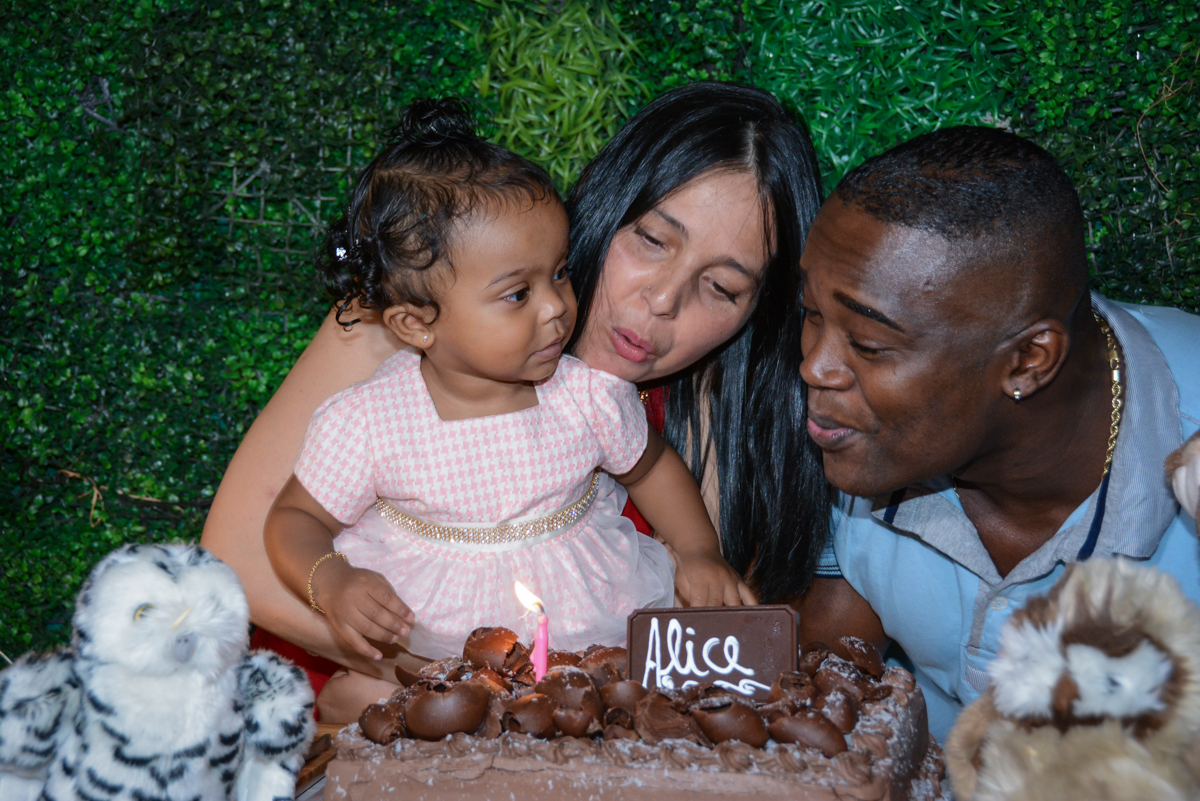 assoprando a velinha no Buffet Fábrica da Alegria Unidade Morumbi, São Paulo