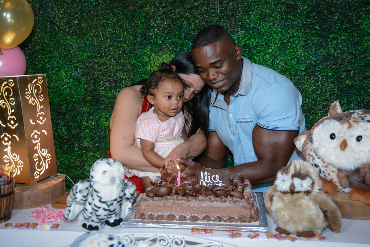 cortando o bolo de aniversário no Buffet Fábrica da Alegria Unidade Morumbi, São Paulo