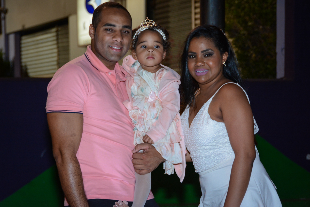a família em baixo do arco de bexigas no Buffet Fábrica da Alegria Unidade Morumbi,São Paulo
