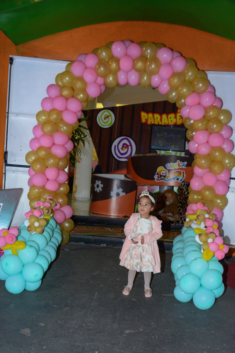 aniversariante no arco de bexigas no Buffet Fábrica da Alegria Unidade Morumbi,São Paulo