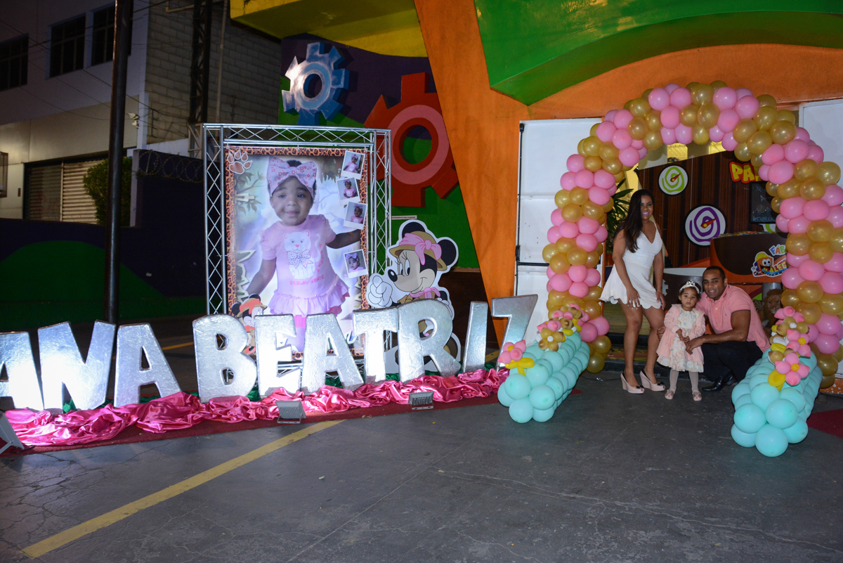 familia ao lado do baner iluminado da aniversariante no Buffet Fábrica da Alegria Unidade Morumbi,São Paulo