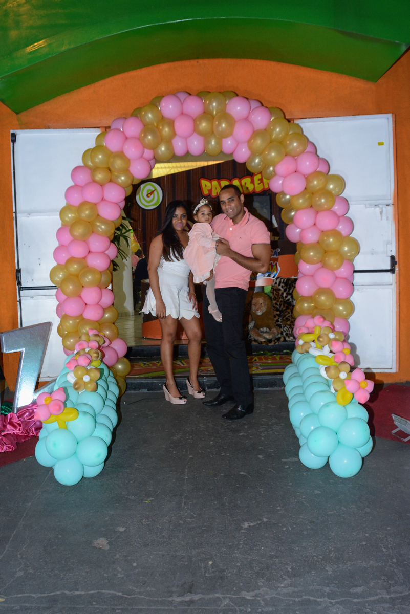 fotos dos pais e aniversariante em baixo do arco de bexigas no Buffet Fábrica da Alegria Unidade Morumbi,São Paulo