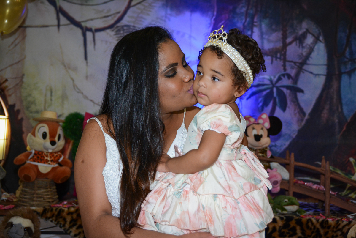 beijinho da mamãe na aniversariante no Buffet Fábrica da Alegria Unidade Morumbi,São Paulo