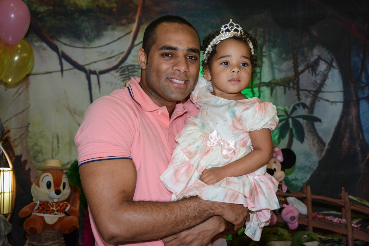abraço do pai na aniversariante em frente a mesa  tema mickey safari no Buffet Fábrica da Alegria Unidade Morumbi,São Paulo