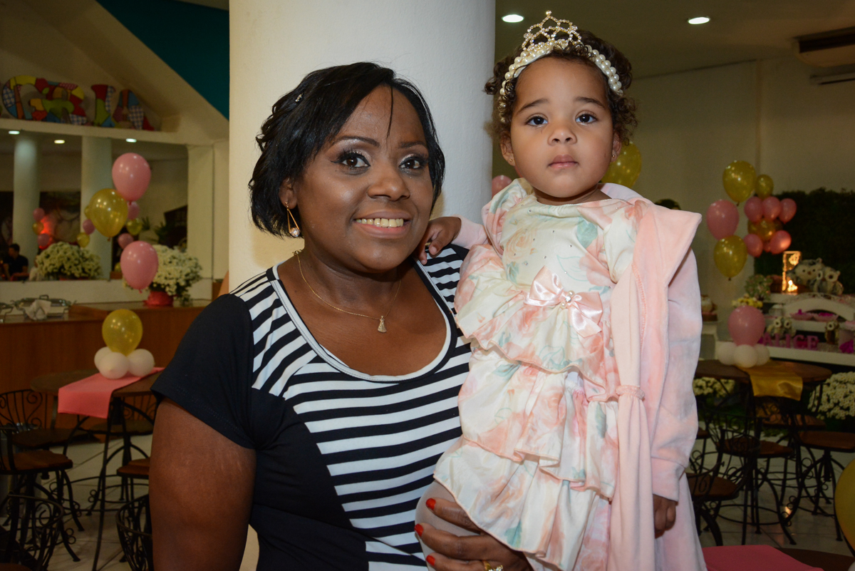 foto da vó com a aniversariante no Buffet Fábrica da Alegria Unidade Morumbi,São Paulo