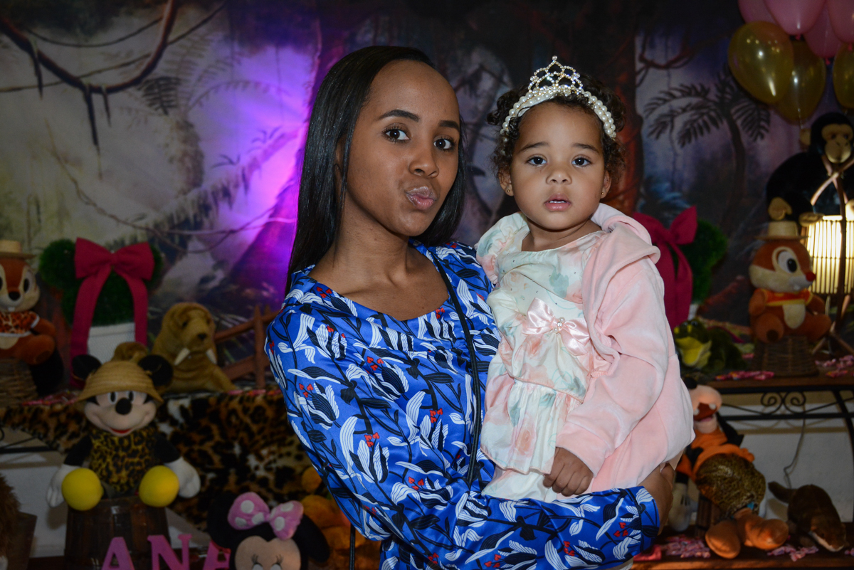 foto da aniversariante e a tia no Buffet Fábrica da Alegria Unidade Morumbi,São Paulo